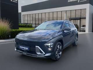 Schräge Frontansicht auf einen Hyundai Kona , freigestellt