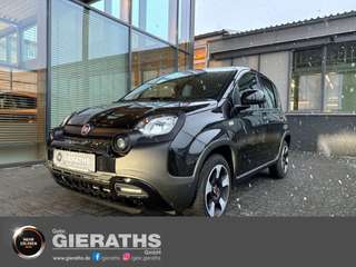 Schräge Frontansicht auf einen Fiat Panda , freigestellt