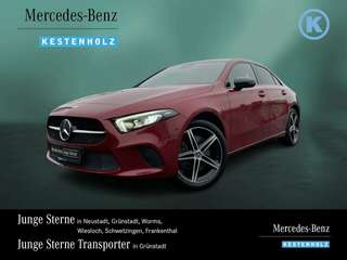 Schräge Frontansicht auf einen Mercedes-Benz A-Klasse , freigestellt