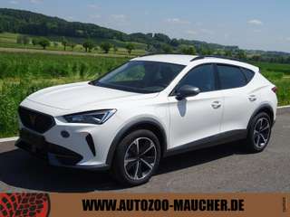 Schräge Frontansicht auf einen CUPRA Formentor , freigestellt