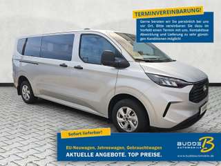 Schräge Frontansicht auf einen Ford Transit Custom , freigestellt
