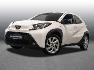 Schräge Frontansicht auf einen Toyota AYGO , freigestellt