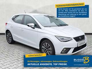 Schräge Frontansicht auf einen SEAT Ibiza , freigestellt