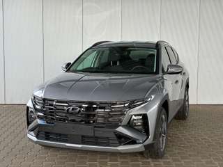 Schräge Frontansicht auf einen Hyundai Tucson , freigestellt