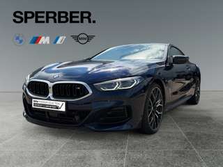 Schräge Frontansicht auf einen BMW 8er-Reihe , freigestellt
