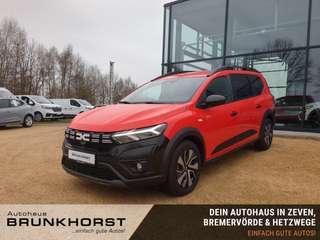 Schräge Frontansicht auf einen Dacia Jogger , freigestellt