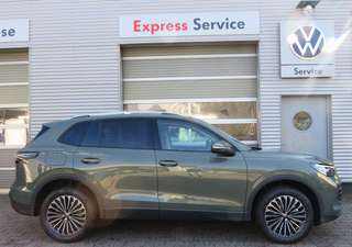 Schräge Frontansicht auf einen Volkswagen Tiguan , freigestellt