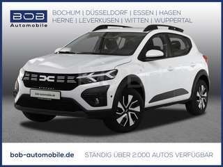 Schräge Frontansicht auf einen Dacia Sandero , freigestellt