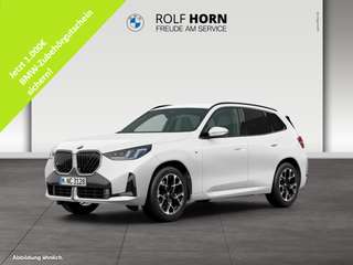 Schräge Frontansicht auf einen BMW X3 , freigestellt