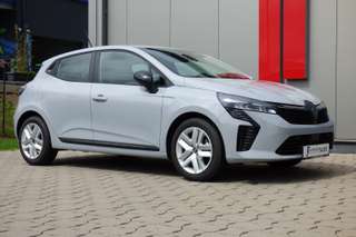 Schräge Frontansicht auf einen Renault Clio , freigestellt