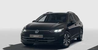 Schräge Frontansicht auf einen Volkswagen Golf , freigestellt