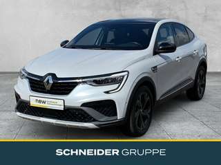 Schräge Frontansicht auf einen Renault Arkana , freigestellt