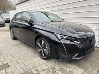 Schräge Frontansicht auf einen Peugeot 308 , freigestellt