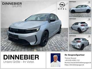 Schräge Frontansicht auf einen Opel Corsa , freigestellt