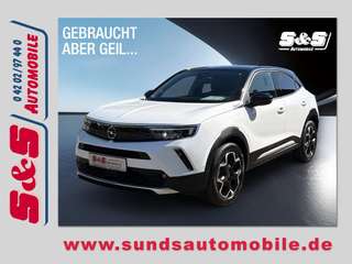 Schräge Frontansicht auf einen Opel Mokka , freigestellt