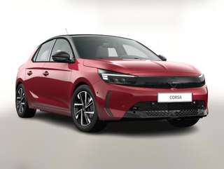 Schräge Frontansicht auf einen Opel Corsa , freigestellt