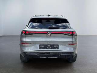 Schräge Frontansicht auf einen Volkswagen T-Roc , freigestellt