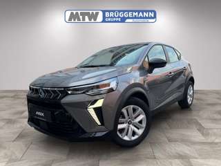 Schräge Frontansicht auf einen Mitsubishi ASX , freigestellt