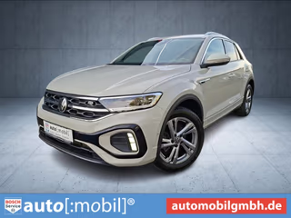 Schräge Frontansicht auf einen Volkswagen T-Roc , freigestellt