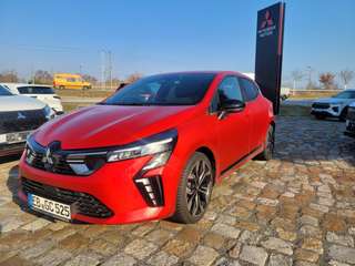 Schräge Frontansicht auf einen Mitsubishi Colt , freigestellt