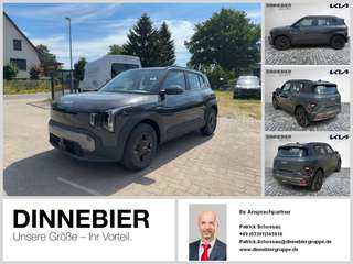 Schräge Frontansicht auf einen Kia EV2 , freigestellt