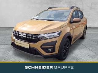 Schräge Frontansicht auf einen Dacia Sandero , freigestellt