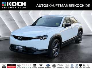 Schräge Frontansicht auf einen Mazda MX-30 , freigestellt