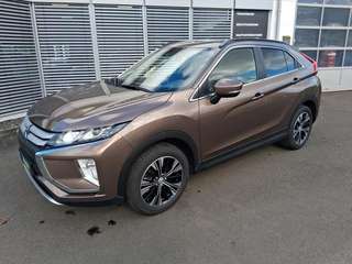Schräge Frontansicht auf einen Mitsubishi Eclipse Cross , freigestellt