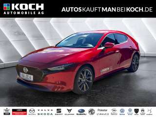 Schräge Frontansicht auf einen Mazda Mazda3 , freigestellt