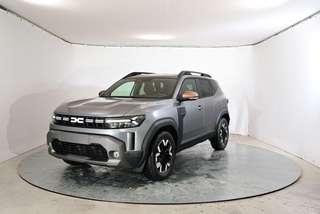 Schräge Frontansicht auf einen Dacia Duster , freigestellt