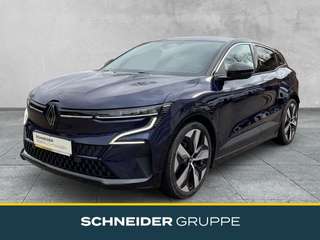 Schräge Frontansicht auf einen Renault Megane E-TECH , freigestellt