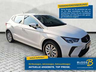 Schräge Frontansicht auf einen SEAT Ibiza , freigestellt
