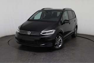 Schräge Frontansicht auf einen Volkswagen Touran , freigestellt