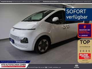 Schräge Frontansicht auf einen Hyundai Staria , freigestellt