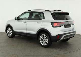 Schräge Frontansicht auf einen Volkswagen T-Cross , freigestellt