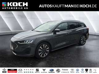 Schräge Frontansicht auf einen Ford Focus , freigestellt