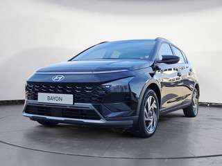 Schräge Frontansicht auf einen Hyundai Bayon , freigestellt