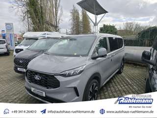 Schräge Frontansicht auf einen Ford Tourneo Custom , freigestellt