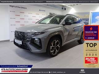 Schräge Frontansicht auf einen Hyundai Tucson , freigestellt