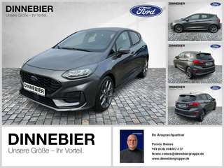 Schräge Frontansicht auf einen Ford Fiesta , freigestellt