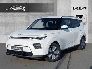 Schräge Frontansicht auf einen Kia Soul , freigestellt