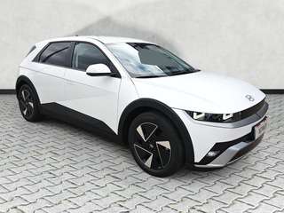 Schräge Frontansicht auf einen Hyundai IONIQ 5 , freigestellt