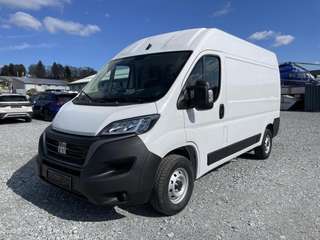Schräge Frontansicht auf einen Fiat Ducato , freigestellt