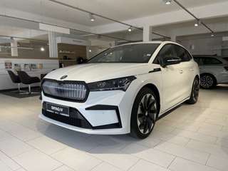 Schräge Frontansicht auf einen Skoda ENYAQ , freigestellt