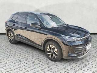 Schräge Frontansicht auf einen Volkswagen Tiguan , freigestellt