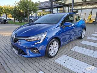Schräge Frontansicht auf einen Renault Clio , freigestellt