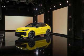 Schräge Frontansicht auf einen Volkswagen T-Roc , freigestellt