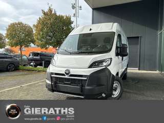 Schräge Frontansicht auf einen Opel Movano , freigestellt
