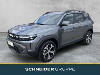 Schräge Frontansicht auf einen Dacia Duster , freigestellt