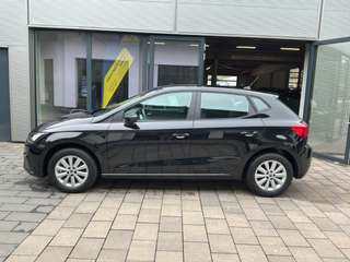 Schräge Frontansicht auf einen SEAT Ibiza , freigestellt